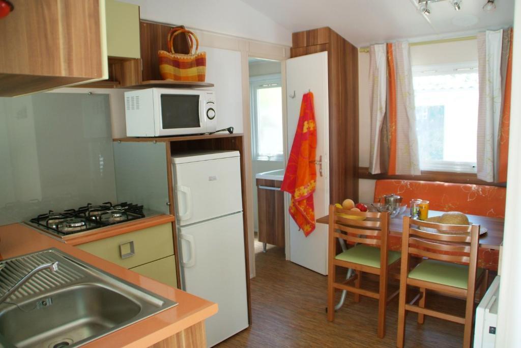 Camping Resort Les Champs Blancs Agde Room photo